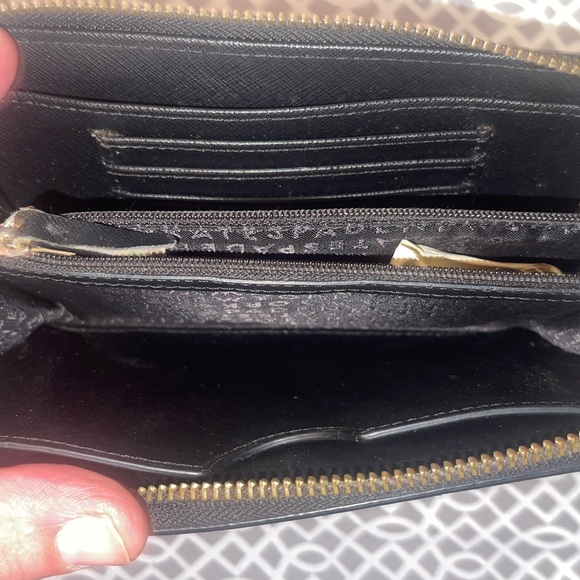 Kate Spade NY Wristlet Black Saffiano Leather 3 Pockets 6 Cards + Check Book GUC - Picture 4 of 10